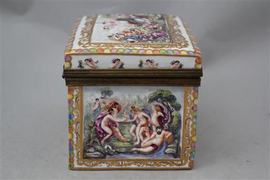 A Richard Ginori Capo di Monte style casket and cover, 17cm.